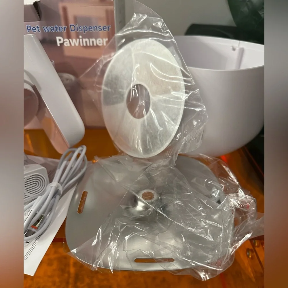 Wireless Motion Sensor Cat Water Fountain – White – NEW IN BOX!
